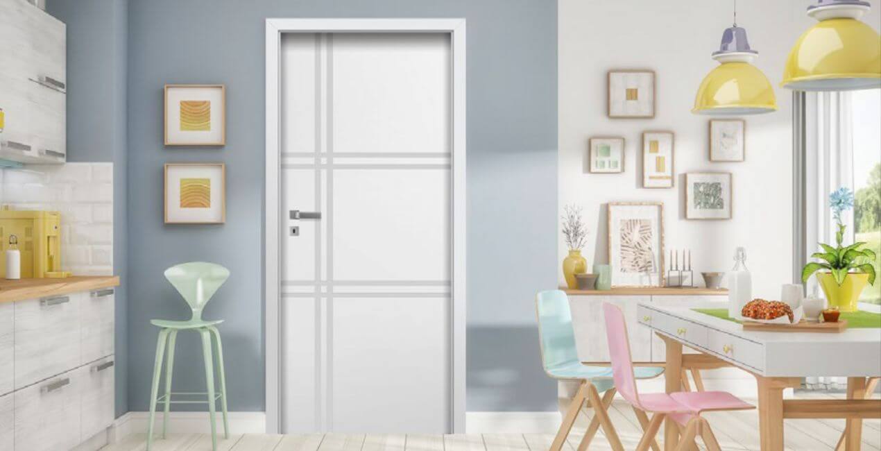 Biele striekané vnútorné dvere Sublime s ozdobnými aplikáciami